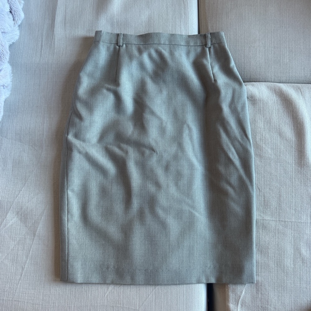 100% Pure Wooo with silk lining Escada skirt